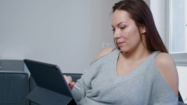 Mulher com tablet pc em casa — Vídeo de Stock