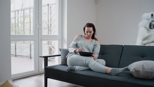 Mujer con tableta PC en casa — Vídeos de Stock