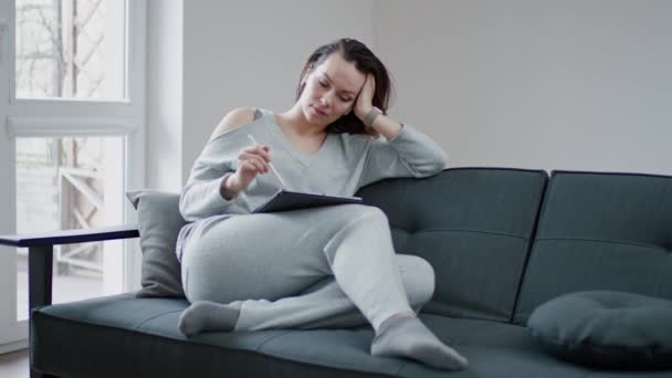 Mujer con tableta PC en casa — Vídeos de Stock