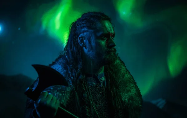 Viking Krigare Mot Aurora Borealis — Stockfoto