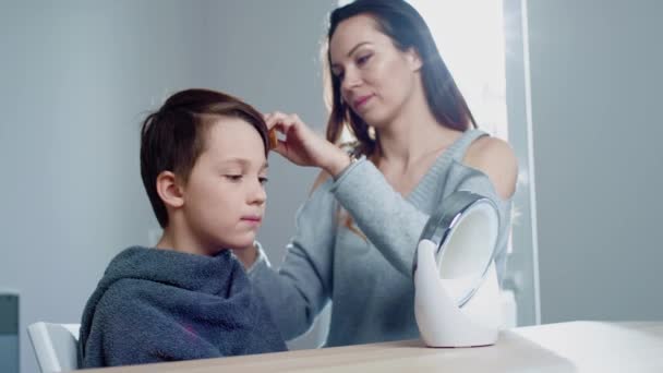 Madre haciendo un corte de pelo a su hijo — Vídeos de Stock