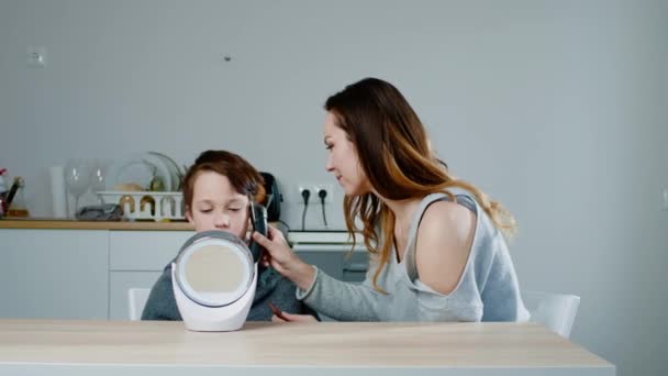 Madre haciendo un corte de pelo a su hijo — Vídeos de Stock