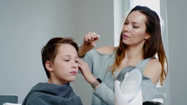 Madre haciendo un corte de pelo a su hijo — Vídeos de Stock