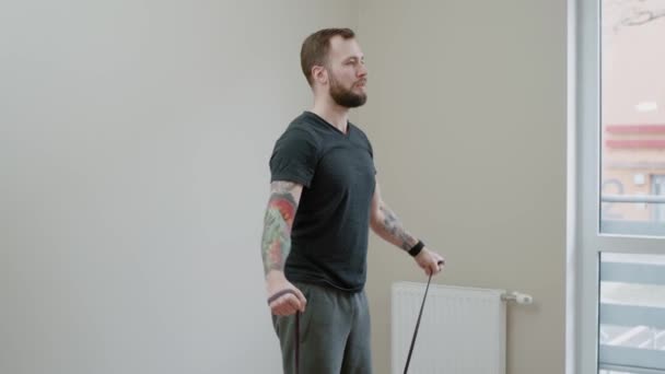 Mann treibt Sport zu Hause — Stockvideo