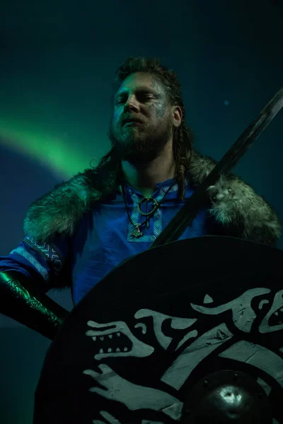 Vikingský Válečník Proti Auroře Borealis — Stock fotografie