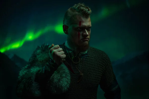 Guerreiro Viking Contra Aurora Borealis — Fotografia de Stock