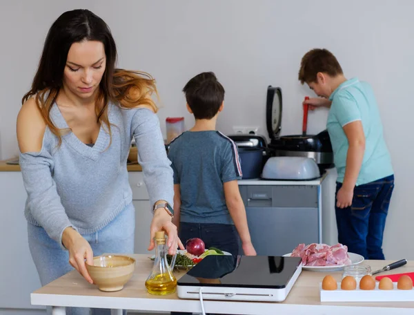 Feliz familia cocinando juntos en casa —  Fotos de Stock
