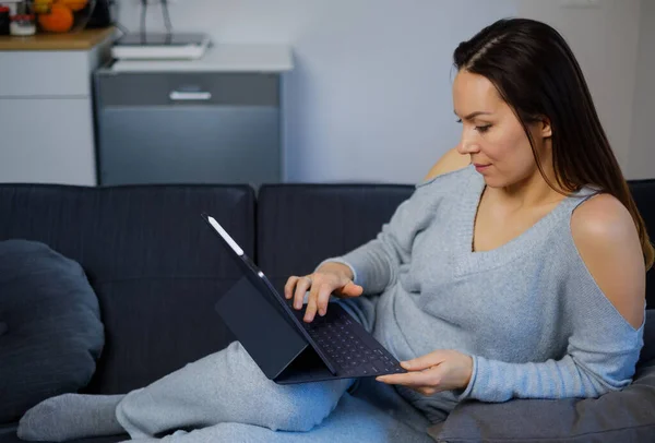 Frau mit Tablet-PC zu Hause — Stockfoto