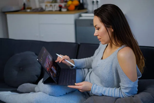 Vrouw met tablet pc thuis — Stockfoto