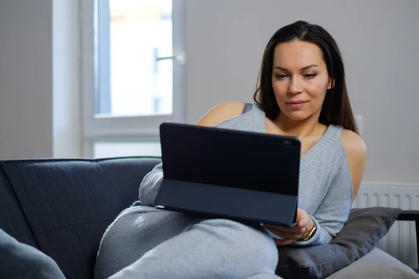 Frau mit Tablet-PC zu Hause — Stockfoto
