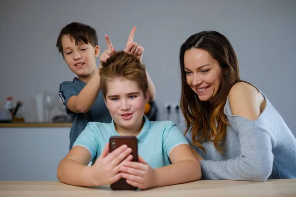 Familia feliz haciendo una videollamada —  Fotos de Stock