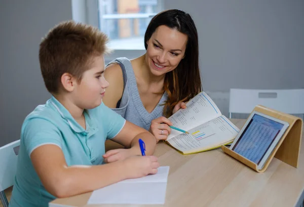 Mère avec son fils étudiant en ligne à la maison — Photo