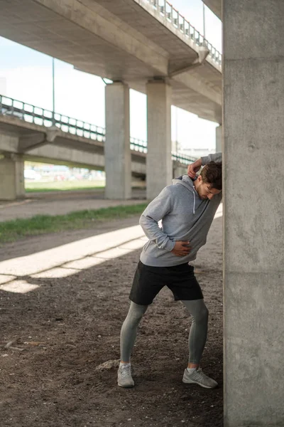 Man Värmer Upp Innan Street Workout Ensam — Stockfoto