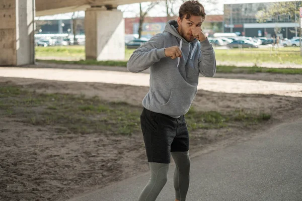 Mann Wärmt Sich Vor Street Workout Allein Auf — Stockfoto