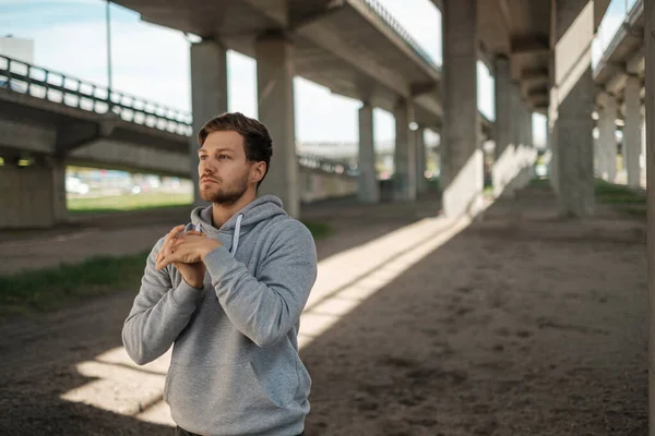 Homem Aquecendo Antes Treino Rua Sozinho — Fotografia de Stock