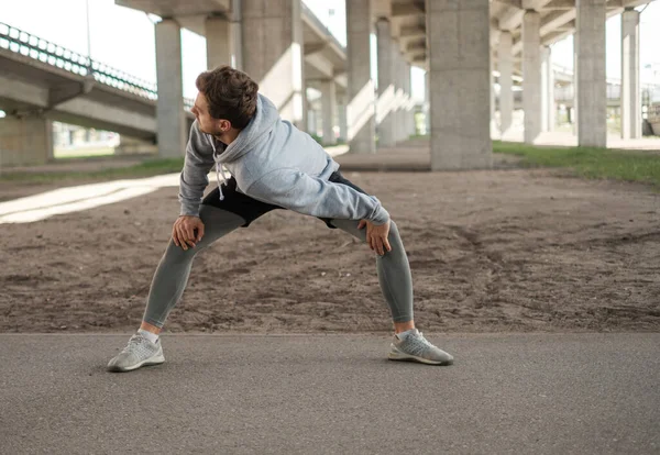 Hombre Calentando Antes Del Entrenamiento Calle Solo —  Fotos de Stock