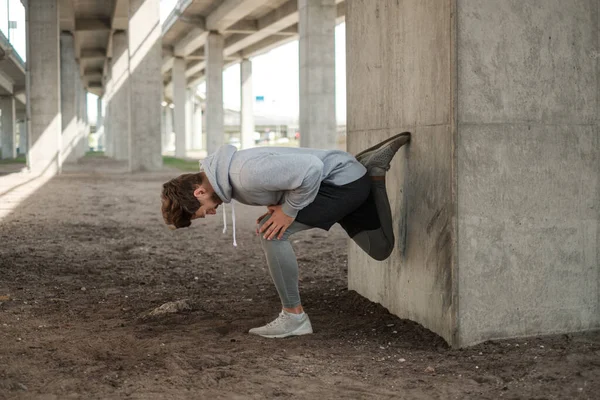 Mann Wärmt Sich Vor Street Workout Allein Auf — Stockfoto