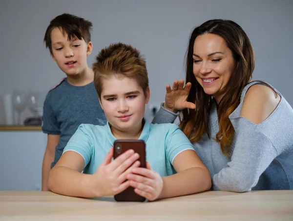 Lycklig Familj Som Ringer Ett Videosamtal — Stockfoto