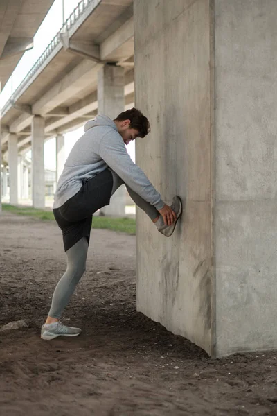 Mann Wärmt Sich Vor Street Workout Allein Auf — Stockfoto