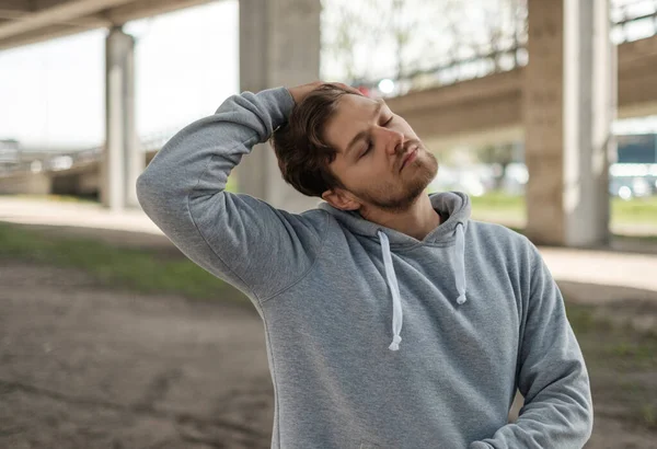 Muž Zahřívá Před Pouličním Cvičením Sám — Stock fotografie