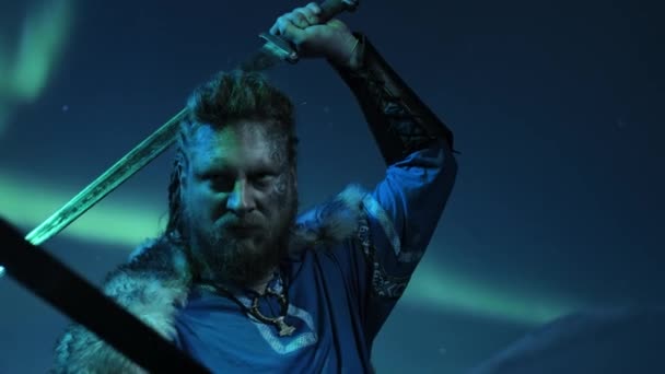 Guerreiro Viking Contra Aurora Borealis — Vídeo de Stock