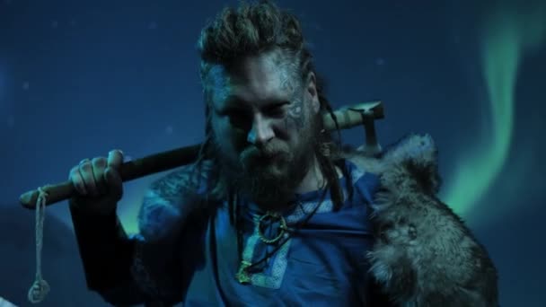 Guerreiro Viking Contra Aurora Borealis — Vídeo de Stock