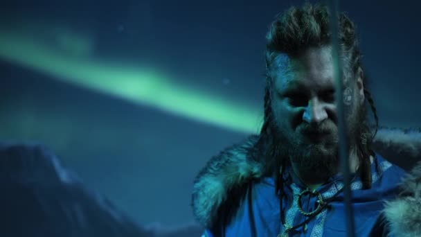 Vikingstrijder Tegen Aurora Borealis — Stockvideo