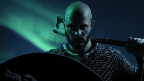 Viking Krigare Mot Aurora Borealis — Stockvideo