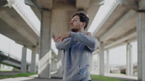 Hombre Calentando Antes Del Entrenamiento Calle Solo — Vídeos de Stock