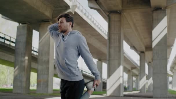 Hombre Calentando Antes Del Entrenamiento Calle Solo — Vídeos de Stock