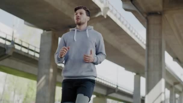 Mann Wärmt Sich Vor Street Workout Allein Auf — Stockvideo