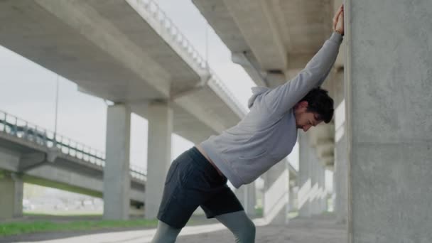 Hombre Calentando Antes Del Entrenamiento Calle Solo — Vídeos de Stock