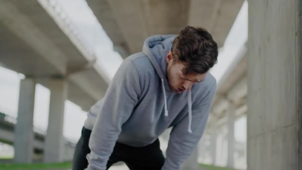 Hombre Calentando Antes Del Entrenamiento Calle Solo — Vídeos de Stock