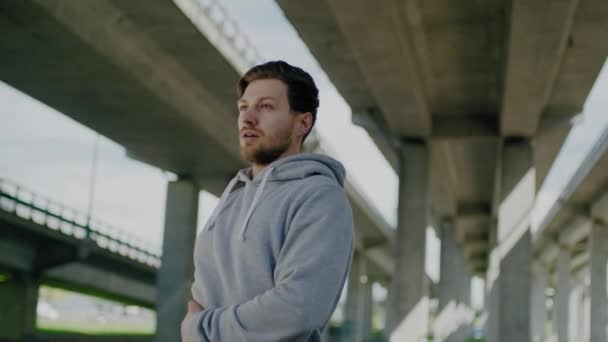 Man Värmer Upp Innan Street Workout Ensam — Stockvideo