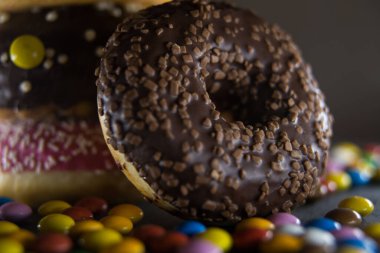 Bir dilimin üzerine damlatılmış çikolatalı çörek..