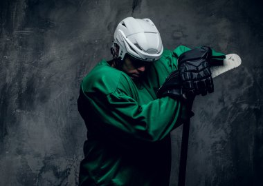 Koruyucu üniformalı yorgun hokey oyuncusu