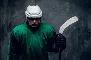 Koruyucu üniformalı yorgun hokey oyuncusu