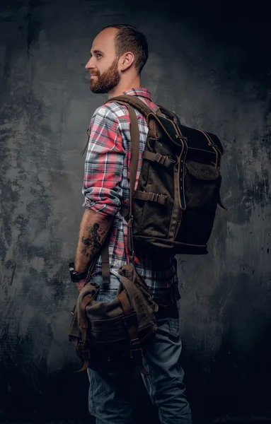 Bärtige, lässige Touristenmännchen mit Rucksack — Stockfoto