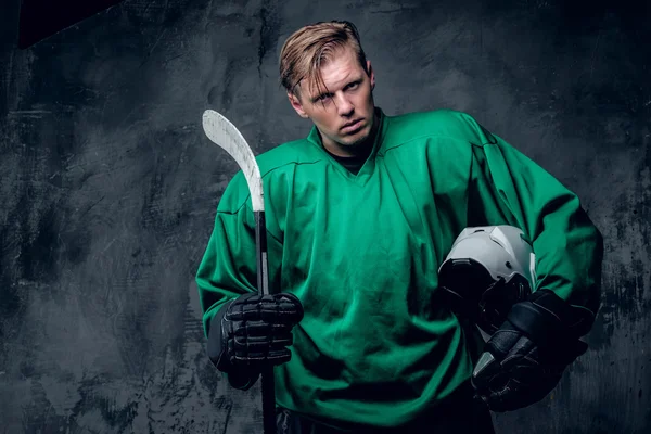 Jugador de hockey sostiene casco protector —  Fotos de Stock