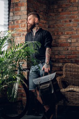 Sakallı hippi deri sırt çantası tutar