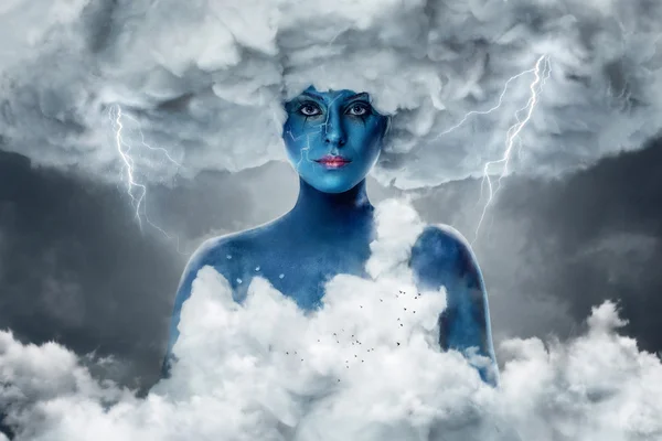 Mujer con piel azul en un arco de nubes blancas — Foto de Stock