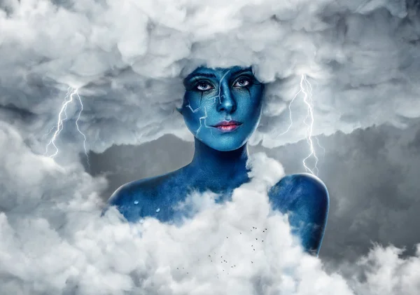 Mulher com pele azul em um arco de nuvens brancas — Fotografia de Stock