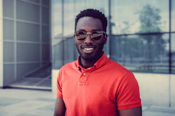 Sonriente hombre afroamericano en gafas de sol —  Fotos de Stock