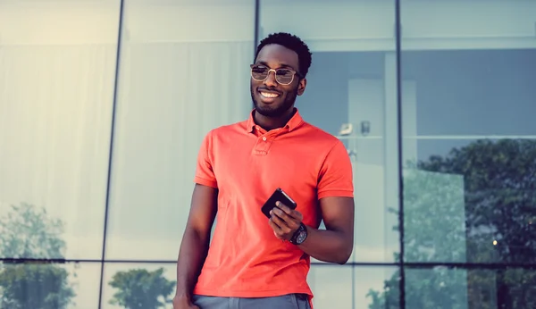 Afrikai férfi egy okostelefon segítségével — Stock Fotó
