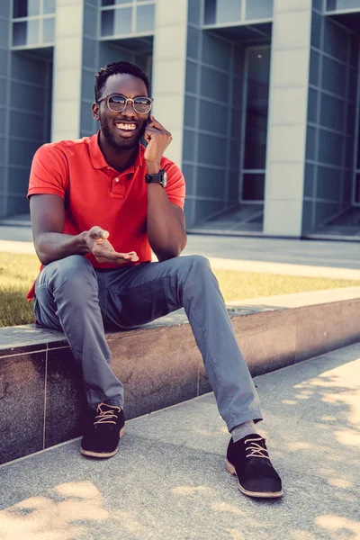A smartphone beszélő afrikai amerikai férfi — Stock Fotó