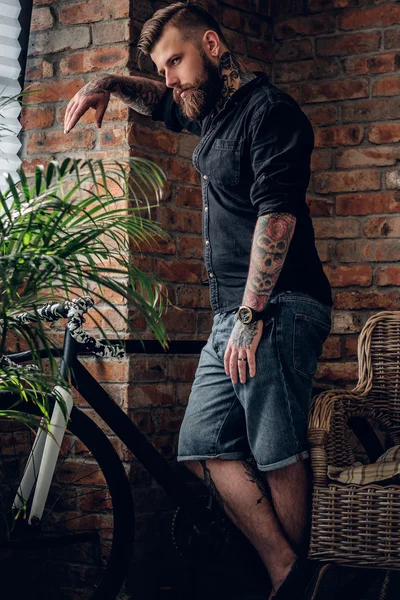 Hipster barbudo con bicicleta fija — Foto de Stock