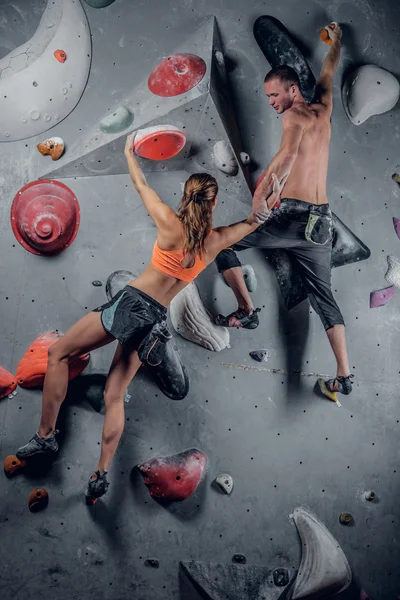 スポーティな男性と女性の登山 — ストック写真