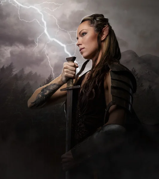 Ельф жінка воїн тримає меч — стокове фото