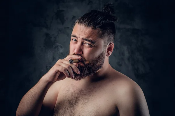 抽着烟的胡子的男 — 图库照片