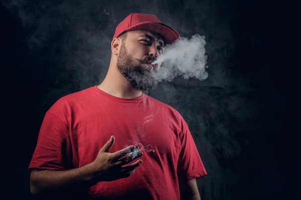 Fettiger bärtiger Hipster, der eine Zigarette raucht — Stockfoto